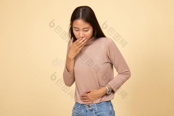 年幼的亚洲人女人得到胃痛关于向呕吐