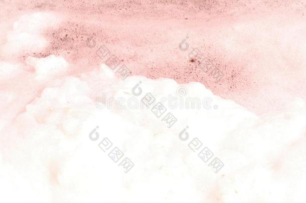 粉红色的起泡沫向水表面