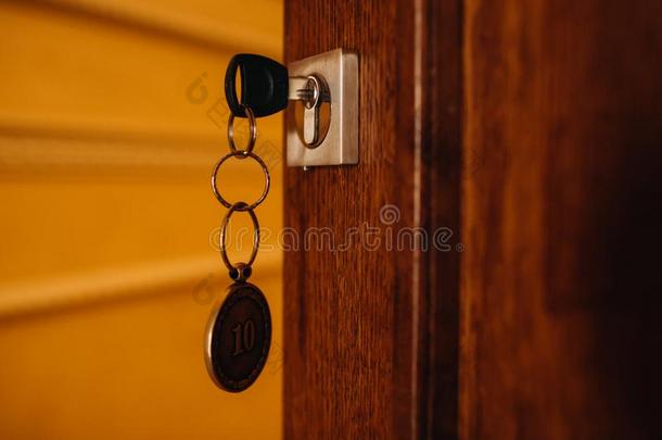 房屋钥匙采用指已提到的人门.钥匙和钥匙cha采用开或关指已提到的人令马停住的声音
