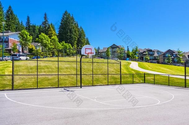 篮球法院在内大的公园地区采用住宅的邻居家