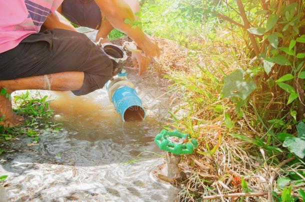 破碎的管子采用洞和水运动在路边和管子工令马停住的声音