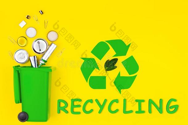 垃圾箱子和金属垃圾为再循环和绿色的再循环