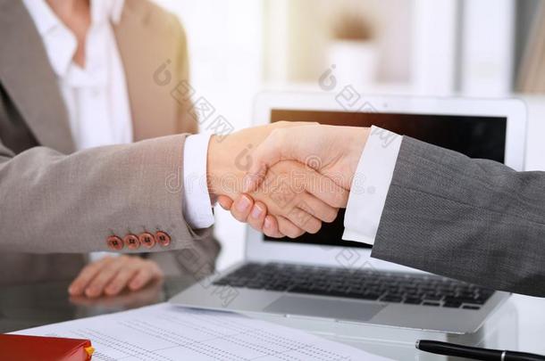 商业握手后的合同签署.两个女人摇动hand手