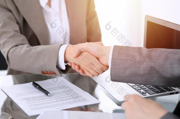 商业握手后的合同签署.两个女人摇动hand手