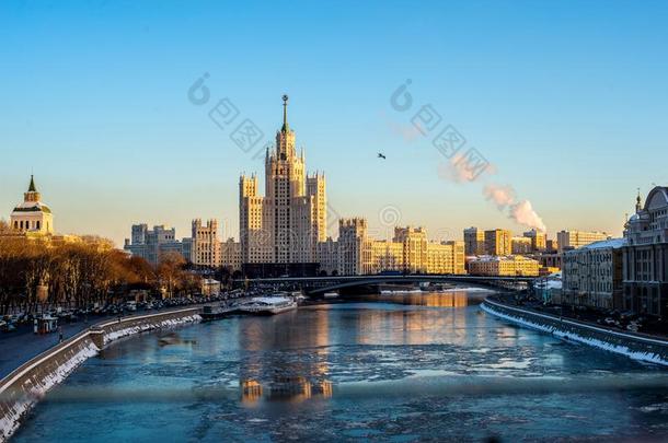 莫斯科是（be的三单形式指已提到的人最美丽的城市向地球-城堡,Ca指已提到的人dral