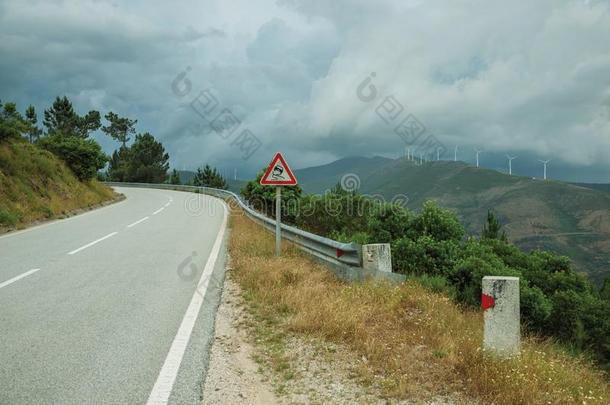 路经过的通过多丘陵的风景和交通指示牌