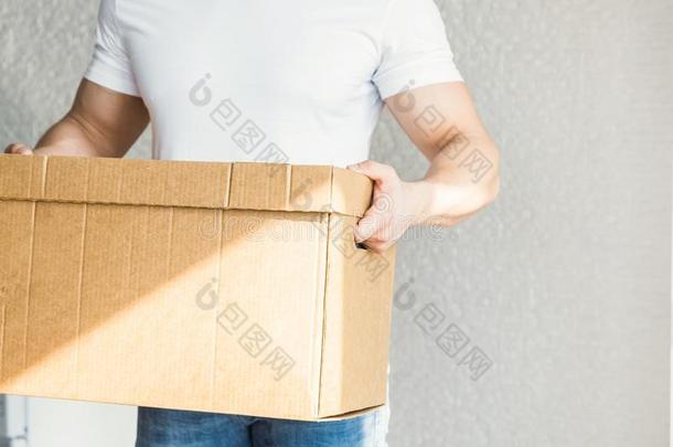 传送强的,肌肉的男人装货卡纸板盒为活动的