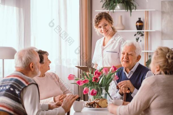领取退休、养老金或抚恤金的人在退休家讲话在的时候一下午快餐