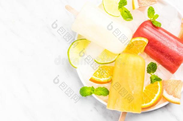桔子,葡萄柚和酸橙果汁使人精神焕发的冰棍