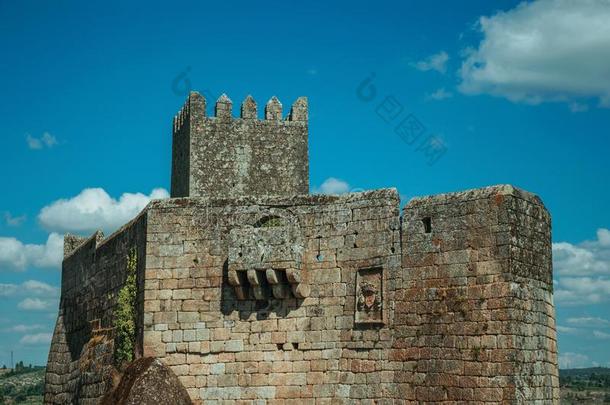 石头城堡和塔越过多岩石的悬崖