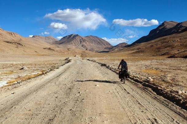 帕米尔高原公路或帕米尔高原skij轨道和骑自行车的人,塔吉克斯坦