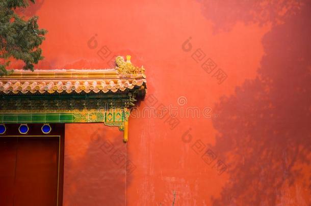 红色的墙,黄色的光滑的瓦片,北京不允许的城市墙后的