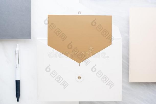 顶看法关于空白的金色的卡片采用白色的包围向两个层Sainte圣女