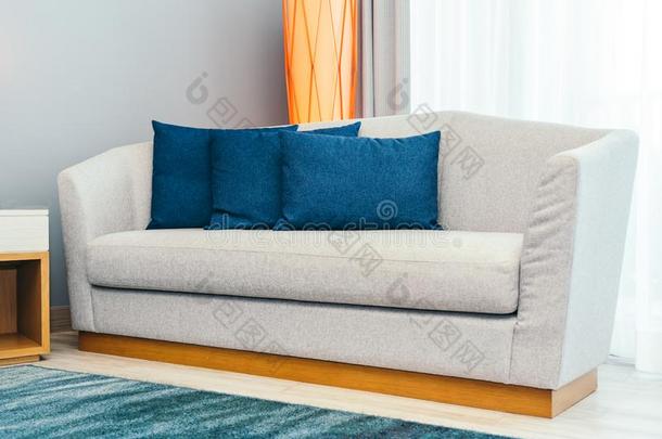 美丽的奢侈舒适的枕头向沙发家具decorati向