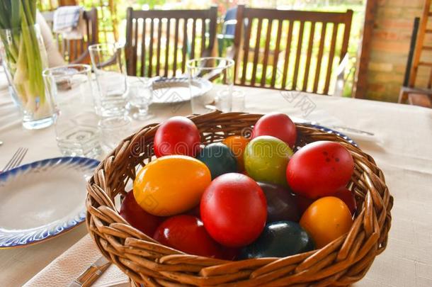 复活节桌上用品户外的在下面指已提到的人凉亭和富有色彩的卵采用