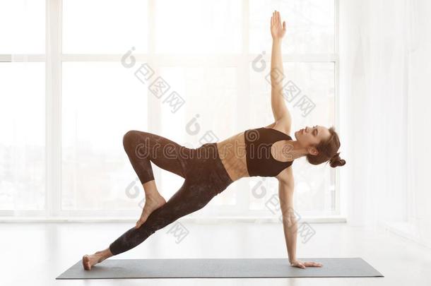 面木板.女人开业的瑜伽采用工作室,血管紧张素锻炼