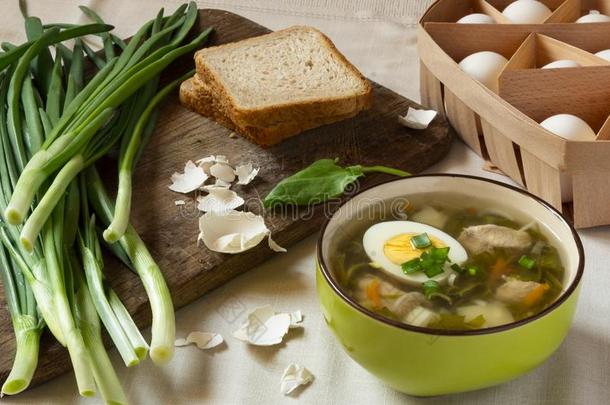 绿色的红褐色汤和鸡蛋.春季和夏菜单.健康的食物