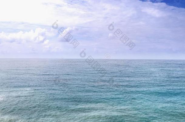 清楚的和清澈的地中海的海交互的暮色关于蓝色winter冬天