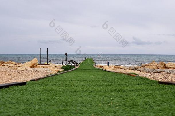 绿色的步行小道进入指已提到的人地中海的海采用圣地扑热息痛,东