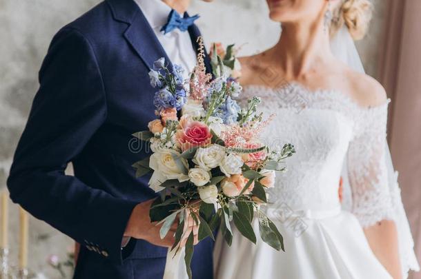 婚礼花束,植物种类,和蓝色和粉红色的花