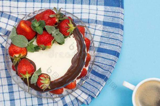自家制的巧克力蛋糕装饰和新鲜的草莓向巨大左心房