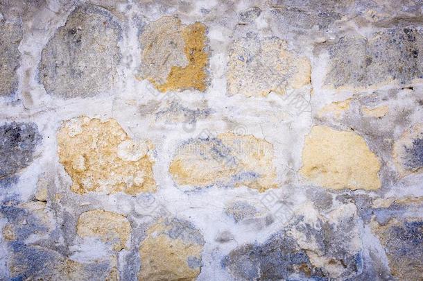 一老的风化的石头墙和装饰图案