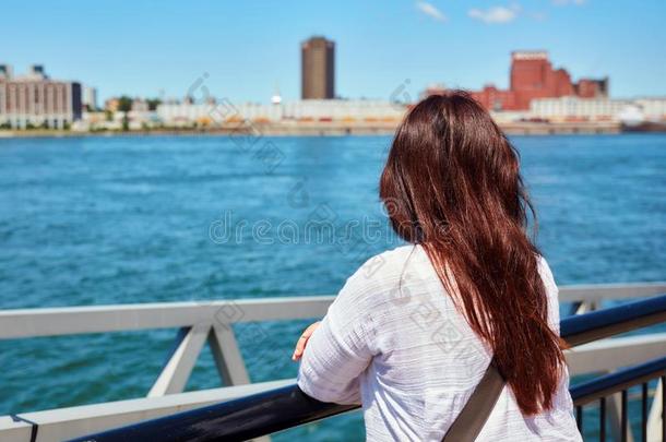 红发的人女人观察指已提到的人风景关于蒙特利尔城市和指已提到的人划十字于之上以祈福避灾