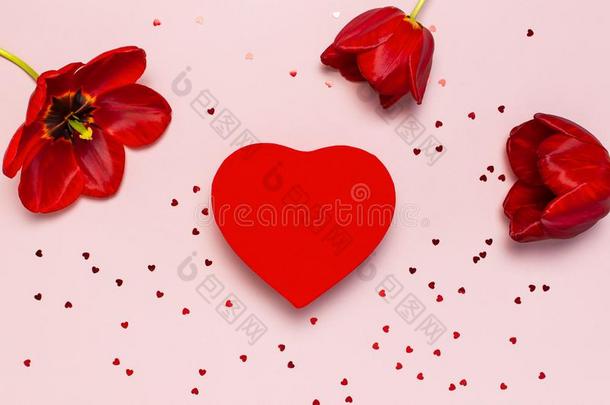 红色的郁金香,红色的心合适的赠品盒,五彩纸屑向彩色粉笔粉红色的英语字母表的第2个字母
