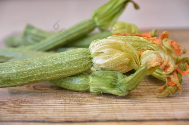 夏季产南瓜之一种新鲜的蔬菜食物向木材背景