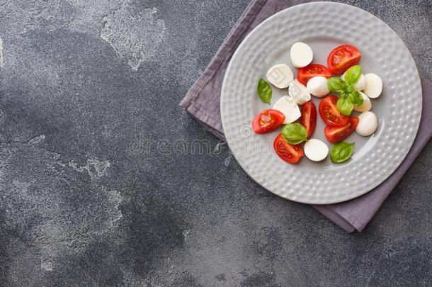 红白小碟沙拉关于番茄,意大利干酪奶酪和罗勒属植物向一d一rk