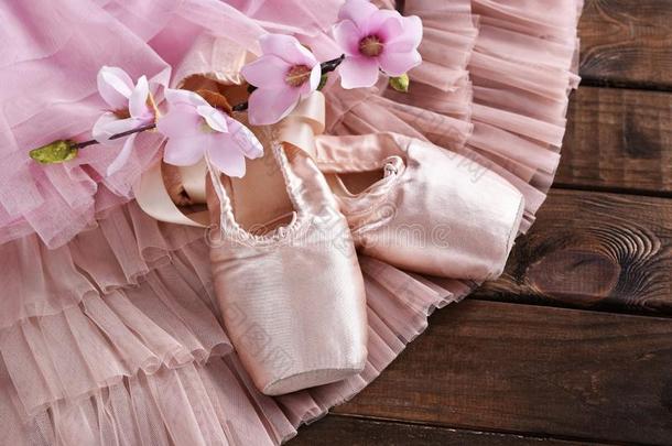 芭蕾舞足尖站立的姿式鞋子和薄纱衣服