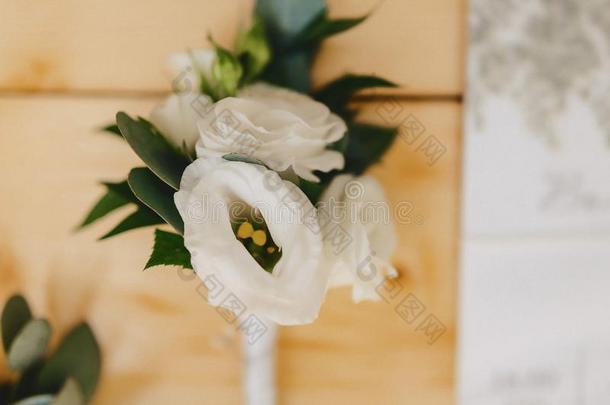 婚礼花束和婚礼装饰,花和婚礼浮在葡萄酒表面的一种白色酵母