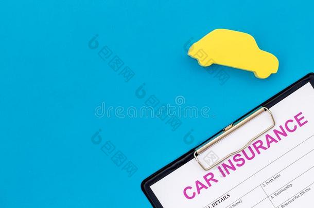 汽车购买和保险观念和汽车数字和形状向blue蓝色