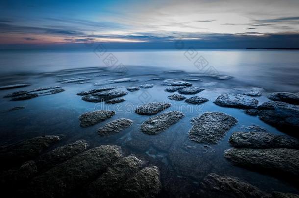 多岩石的海岸线在的时候日落在湖安大略湖