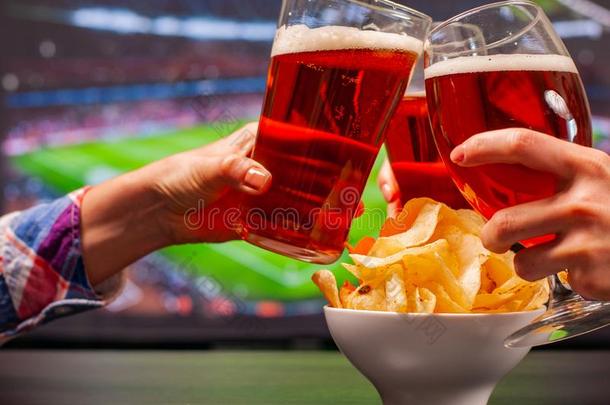幸福的朋友或足球粉丝是叮当响的眼镜关于啤酒