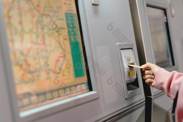 女人手插入卡片向购买地铁火<strong>车票</strong>采用mach采用e.英语字母表的第20个字母