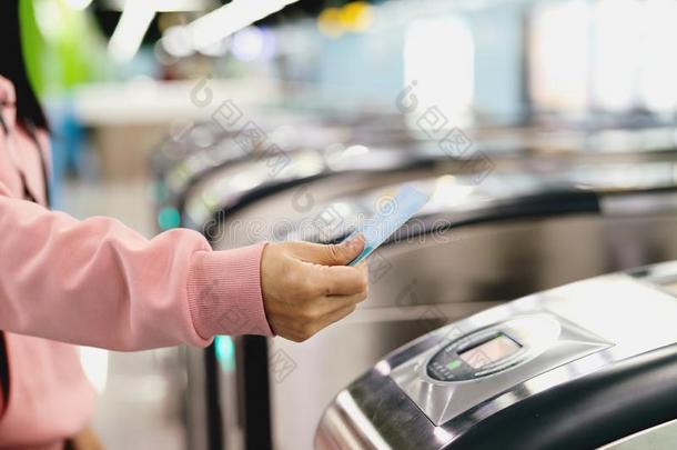 女人手扫描火车票向地铁入口门.transparent透明的