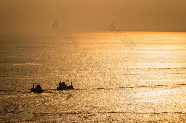 轮廓地点关于马达小船向安达曼人热带的海在日落