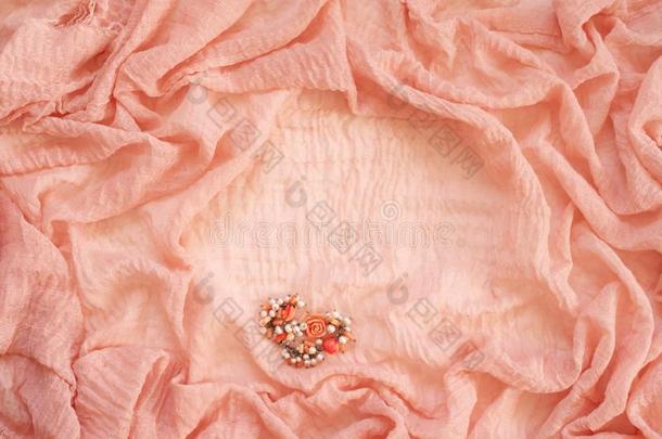 珊瑚有色的薄纱布料及服装业或所经售的货物