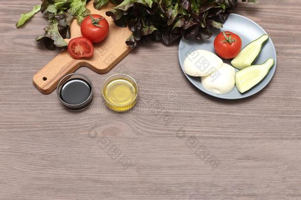 沙拉意大利干酪奶酪番茄橄榄油向一木制的bo一rd.France法国