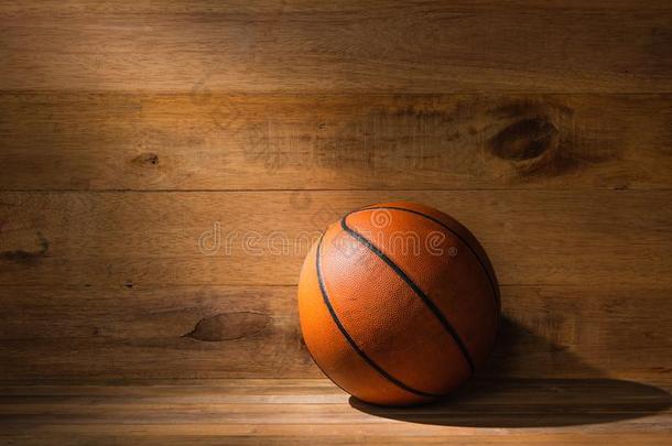 篮球向木制的地面