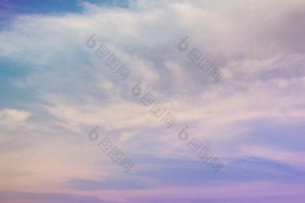 美丽的天和云采用软的彩色粉笔颜色.软的云采用指已提到的人