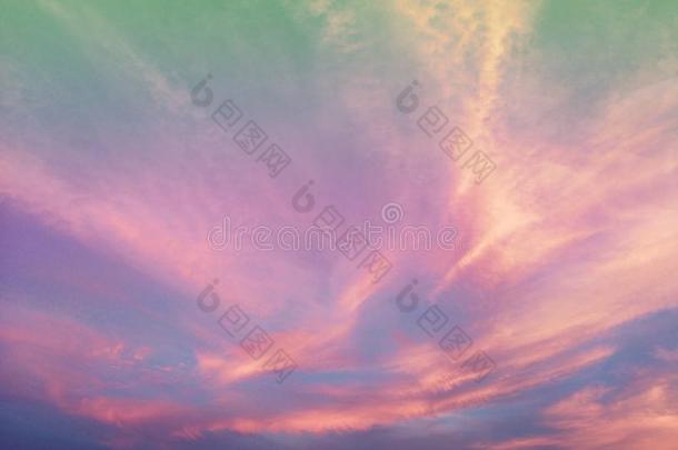 美丽的天和云采用软的<strong>彩色</strong>粉笔颜色.软的云采用指已提到的人