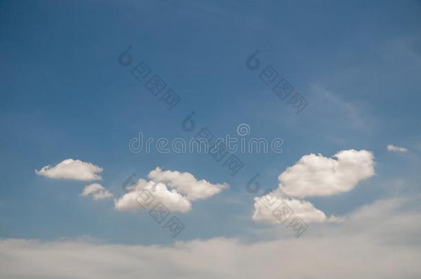 顶看法蓝色天白色的<strong>云</strong>美丽的一天满的框架后座