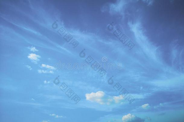 深的蓝色天和白色的云<strong>背景</strong>.