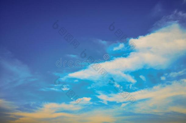 深的蓝色天和白色的云背景.