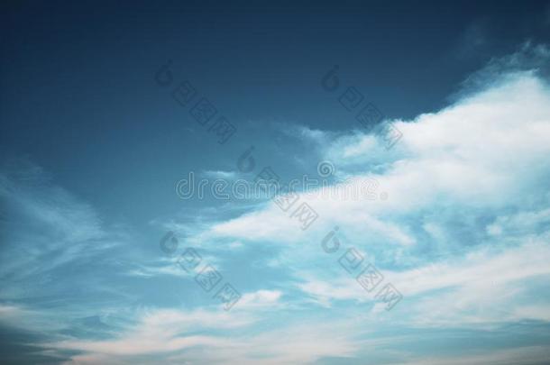 深的蓝色天和白色的云<strong>背景</strong>.