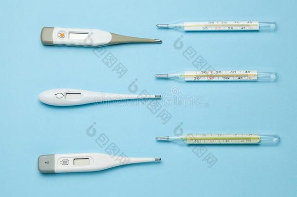 医学的<strong>温度计</strong>玻璃和电子的向蓝色背景