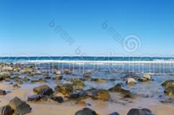 岩石水池在阳光海滩有样子的朝魔鬼&字母x27;英文字母表的第19个字母厨房