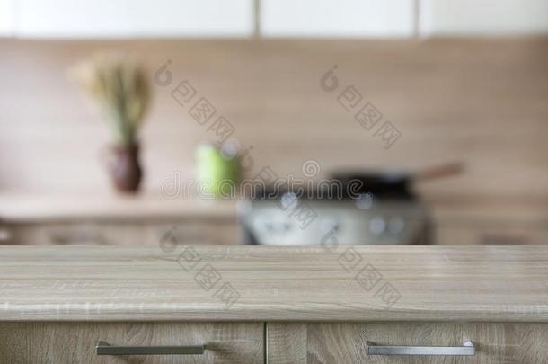 变模糊背景.现代的厨房和木制的<strong>桌</strong>面和土壤-植物-大气连续体